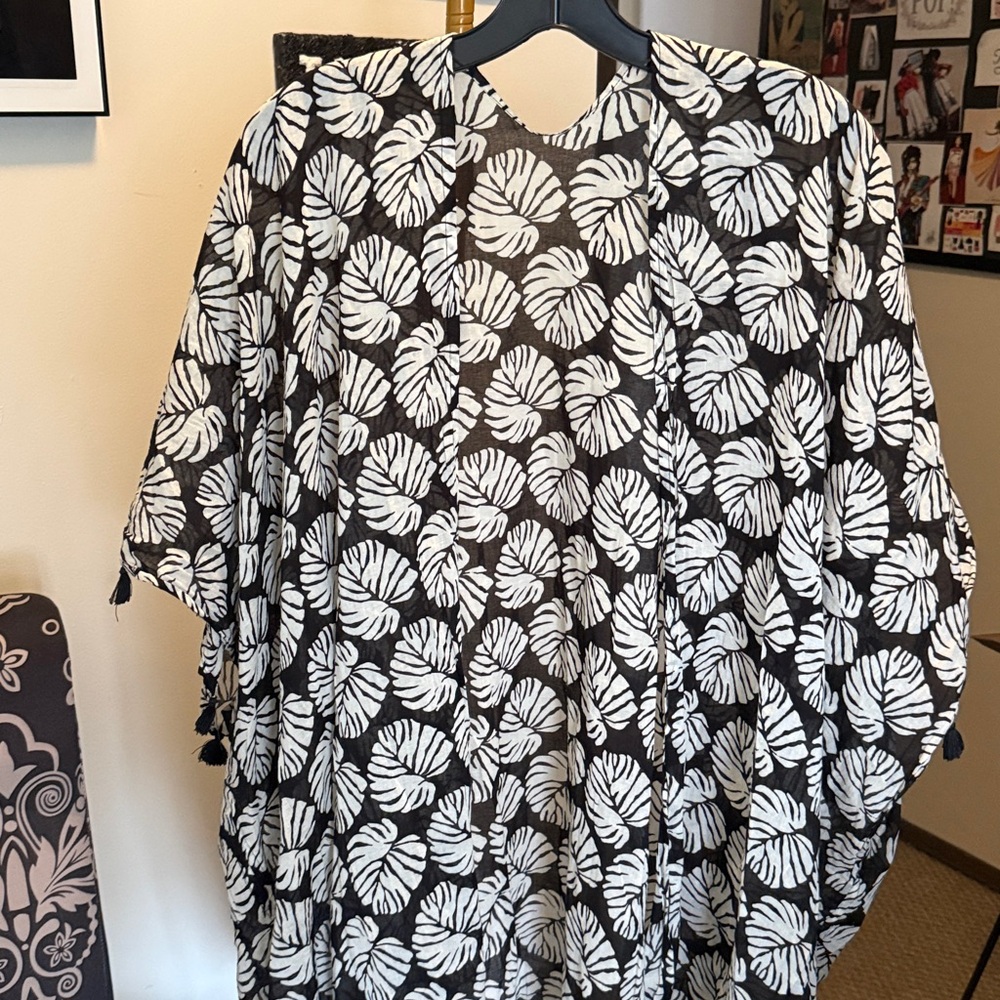 Black and White Leaf Patterned Kimono - Picture 3 of 5